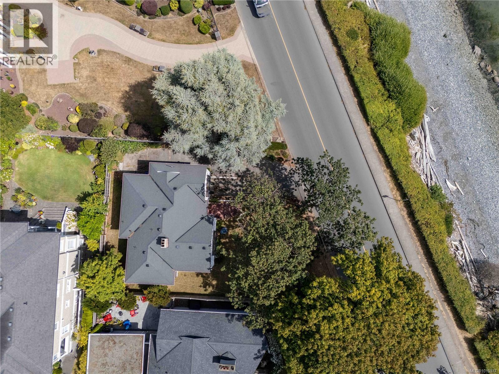 Photo 31 of 320 Beach Dr, Oak Bay BC