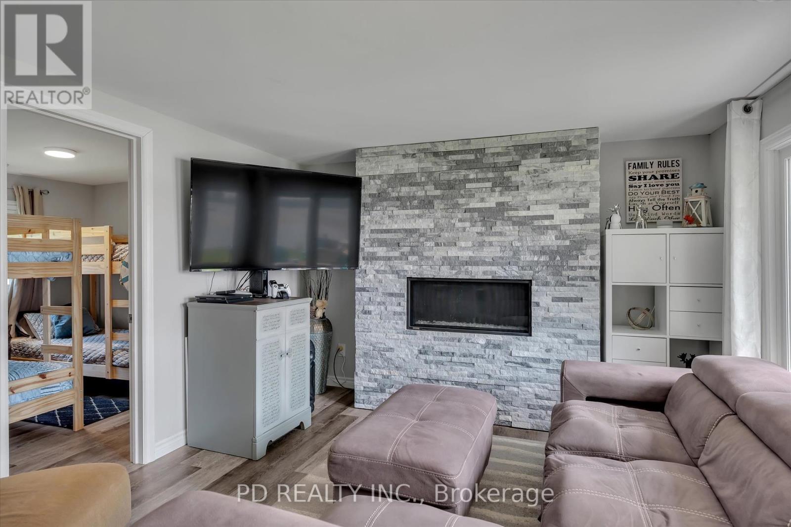 Photo 35 of 9 Charlotte Crescent, Kawartha Lakes ON