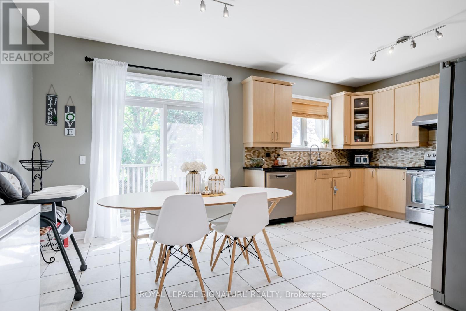 Photo 11 of 39 Treeline Boulevard, Brampton ON