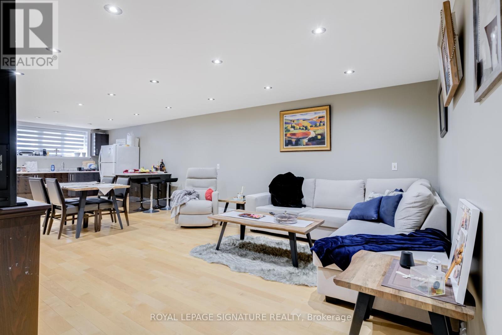 Photo 27 of 39 Treeline Boulevard, Brampton ON