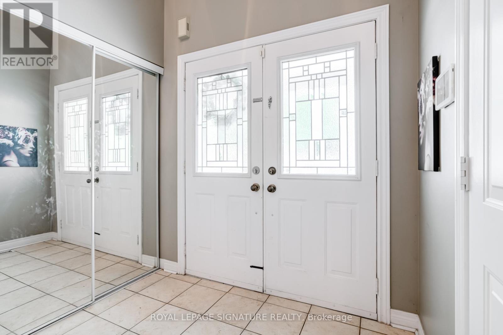 Photo 3 of 39 Treeline Boulevard, Brampton ON