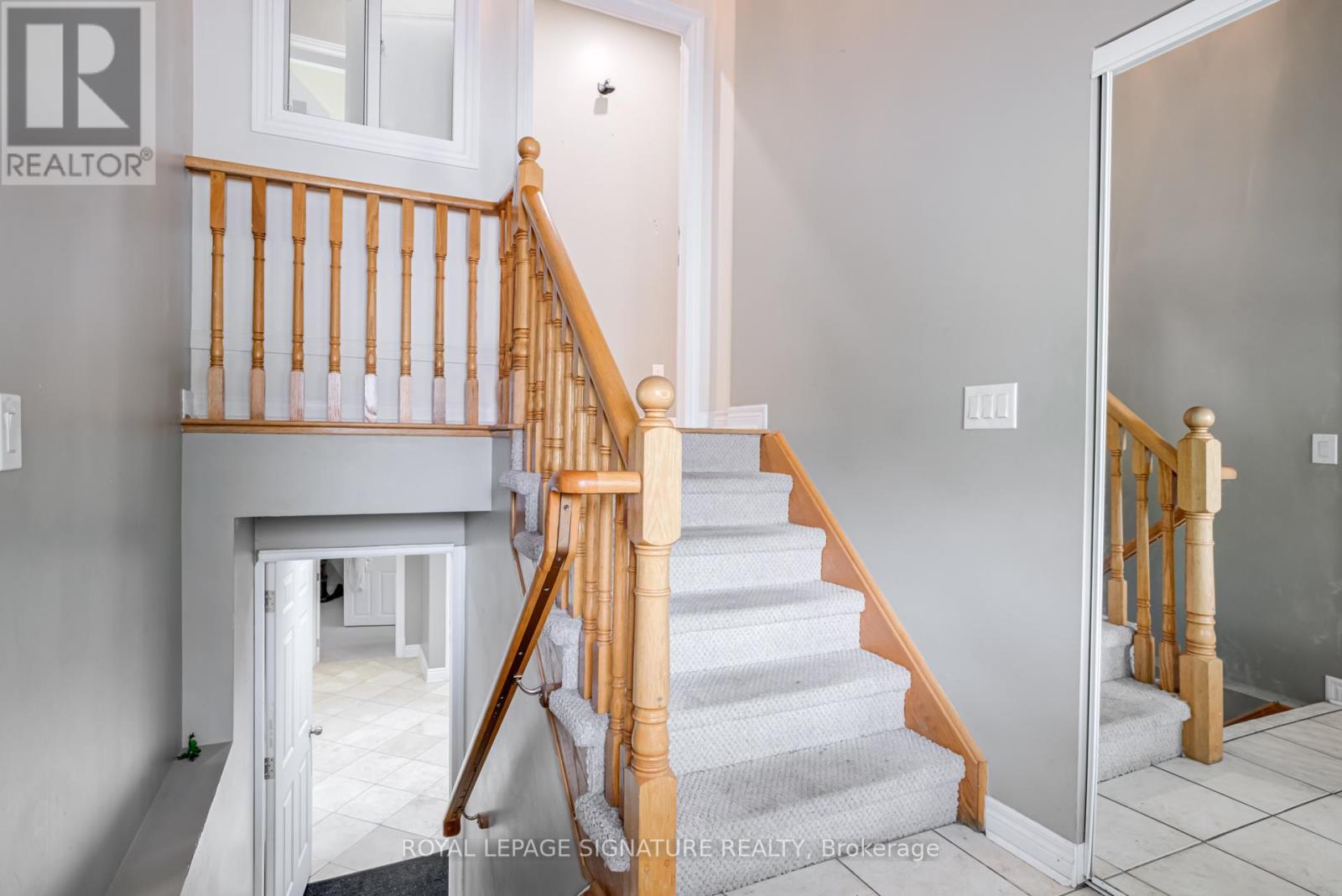 Photo 4 of 39 Treeline Boulevard, Brampton ON