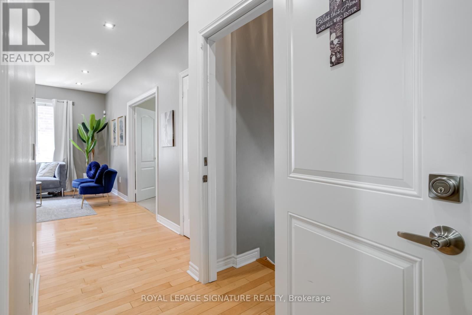 Photo 5 of 39 Treeline Boulevard, Brampton ON