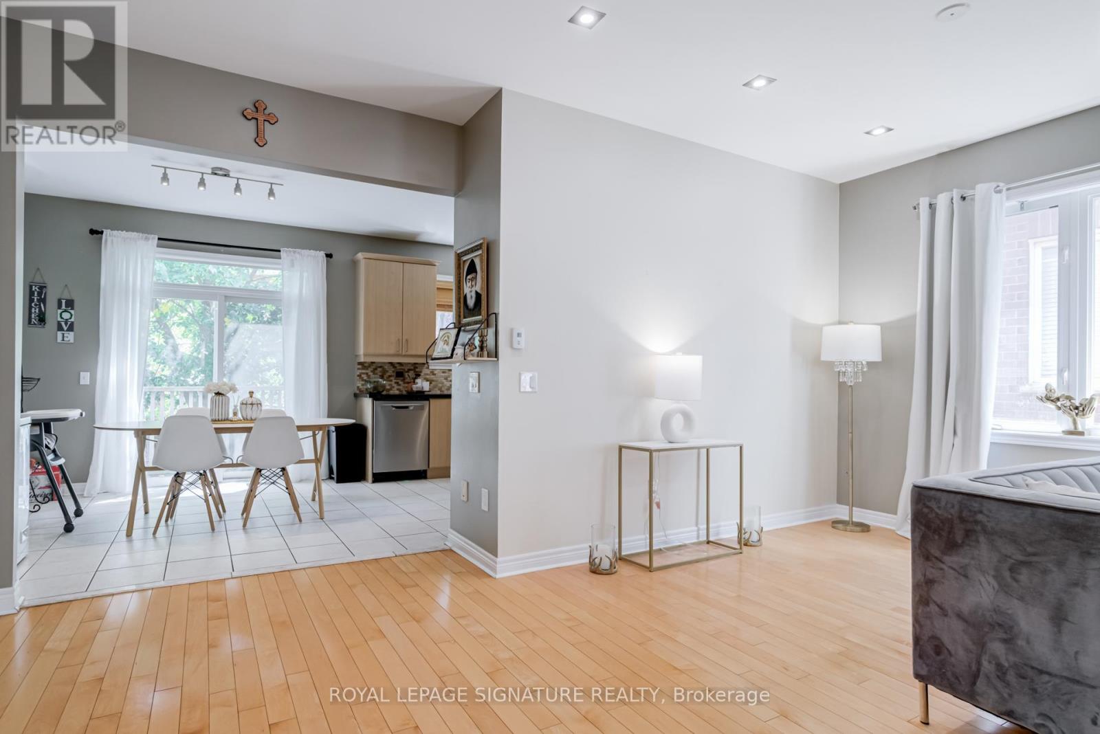Photo 9 of 39 Treeline Boulevard, Brampton ON