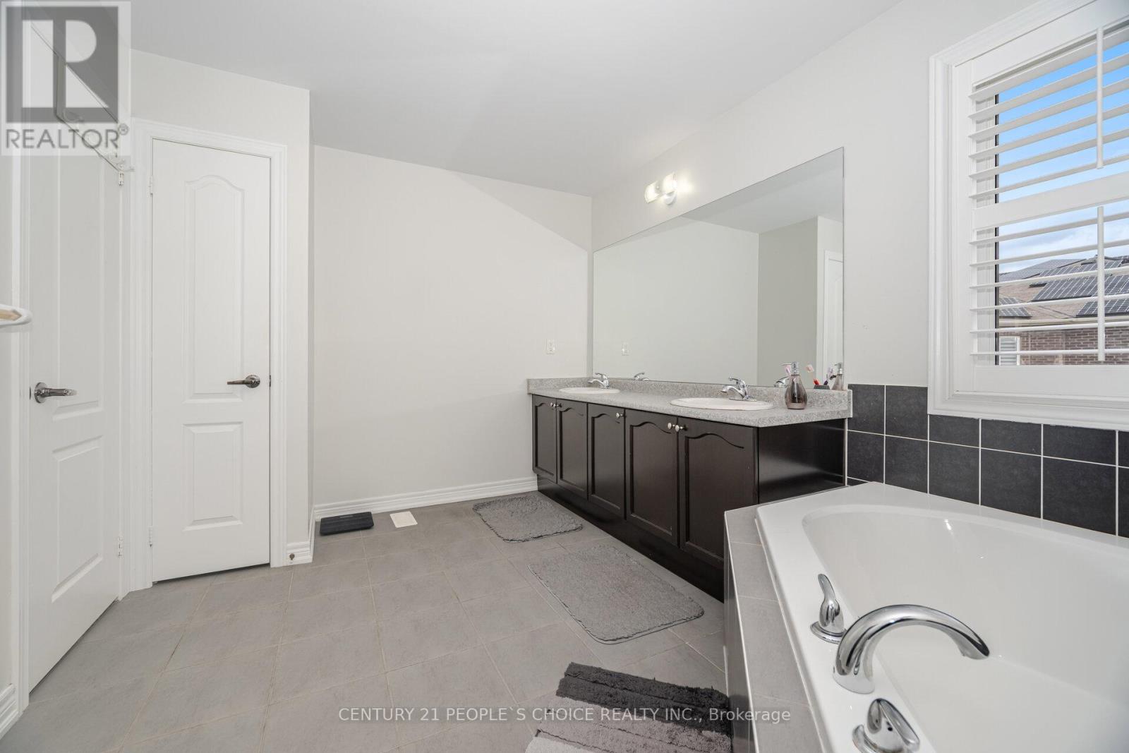 Photo 15 of 11 Vernosa Drive, Brampton ON