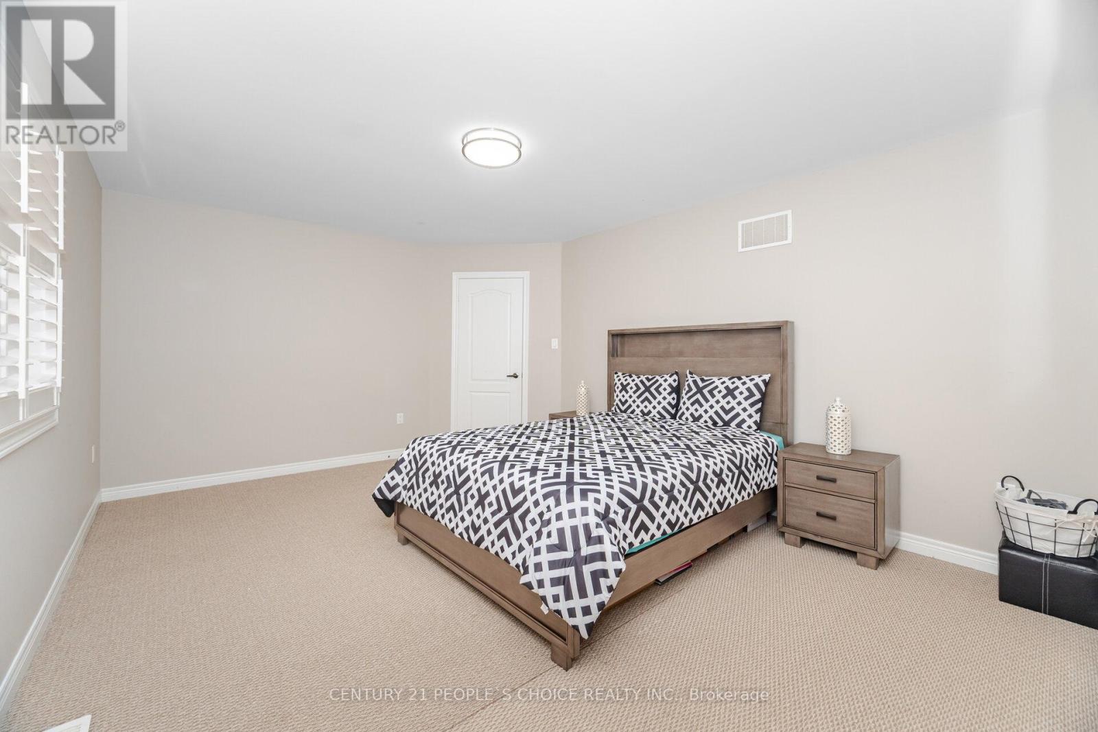 Photo 4 of 11 Vernosa Drive, Brampton ON