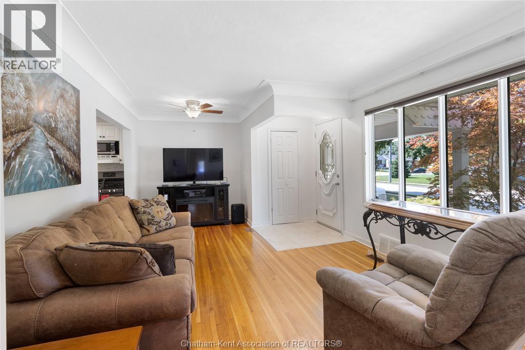 Photo 10 of 33 Meadowlea Road, Chatham ON