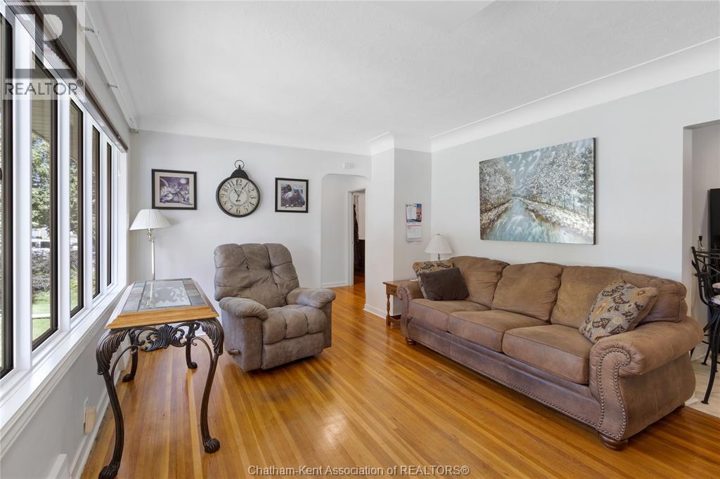 Photo 11 of 33 Meadowlea Road, Chatham ON