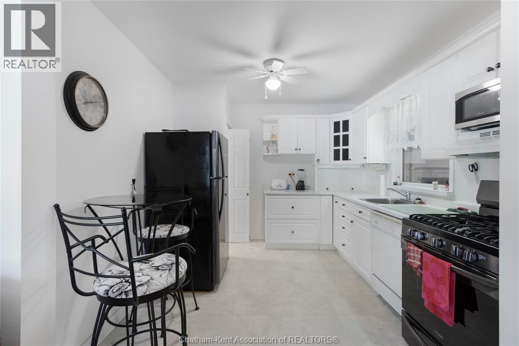 Photo 12 of 33 Meadowlea Road, Chatham ON