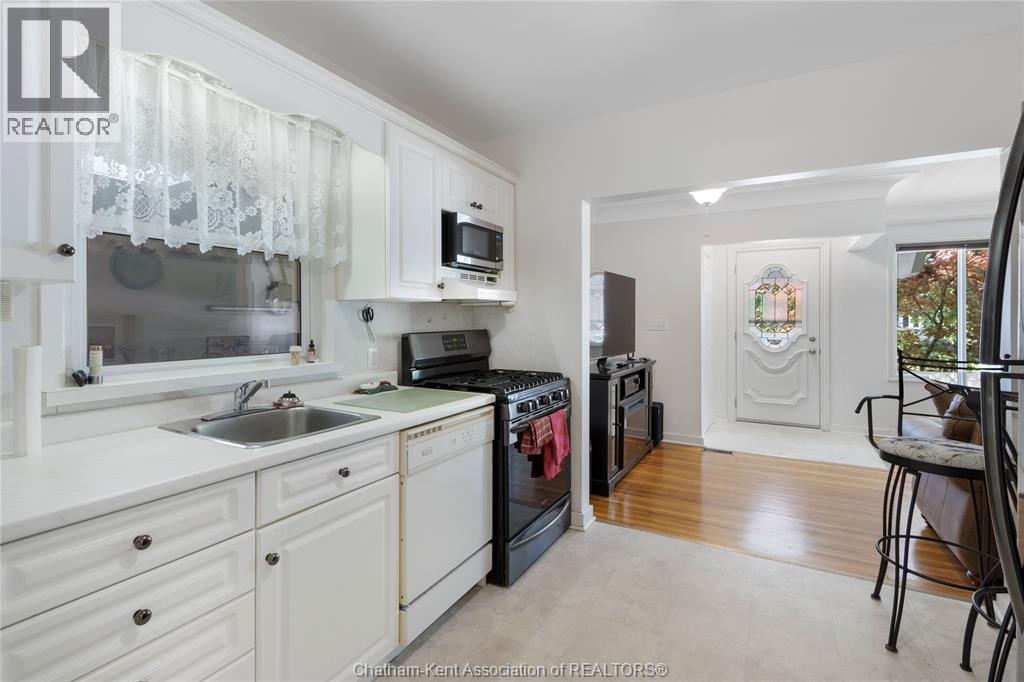 Photo 13 of 33 Meadowlea Road, Chatham ON
