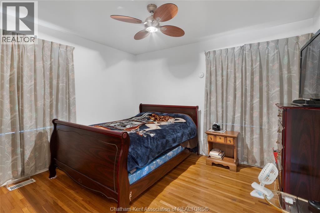 Photo 15 of 33 Meadowlea Road, Chatham ON