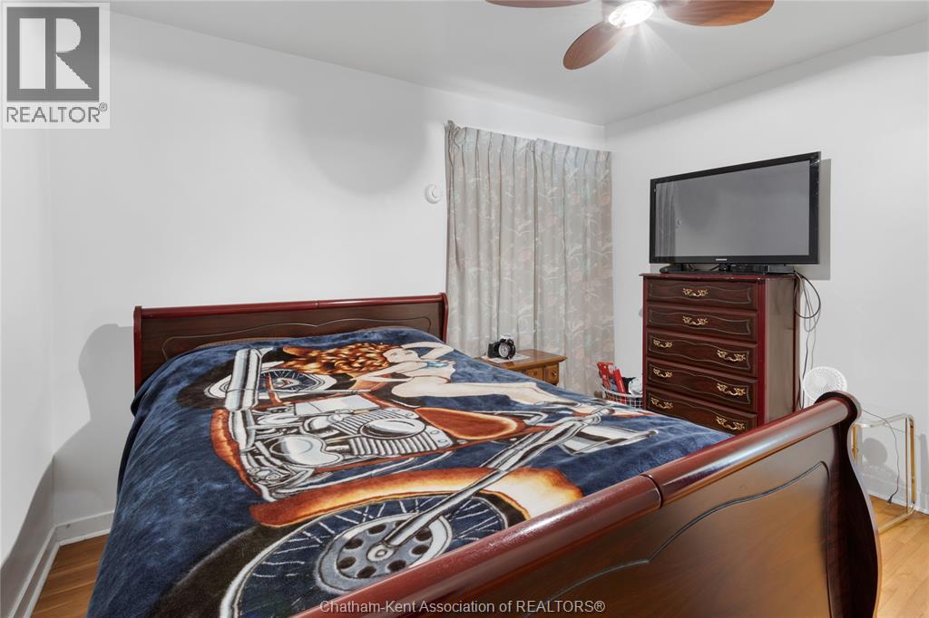 Photo 16 of 33 Meadowlea Road, Chatham ON