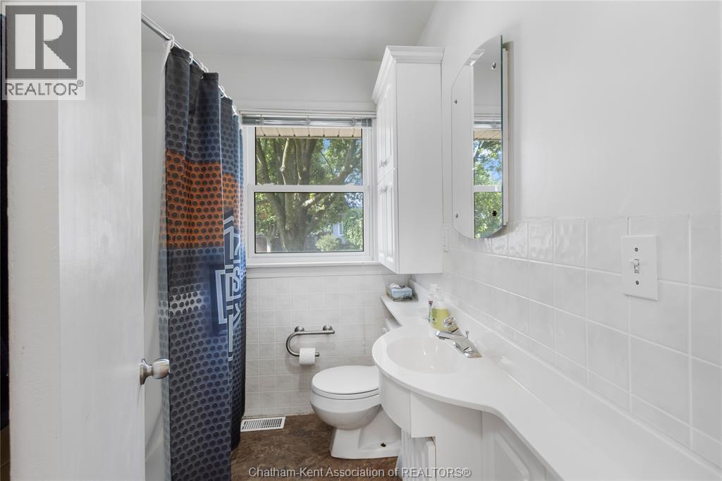 Photo 17 of 33 Meadowlea Road, Chatham ON