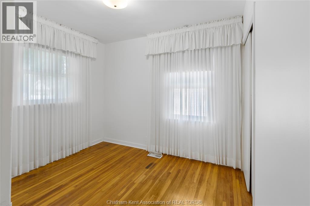 Photo 18 of 33 Meadowlea Road, Chatham ON