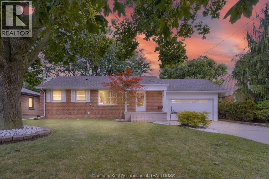 Photo 2 of 33 Meadowlea Road, Chatham ON