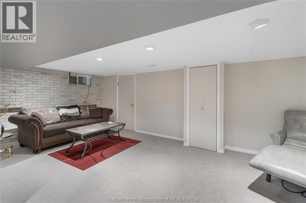 Photo 24 of 33 Meadowlea Road, Chatham ON