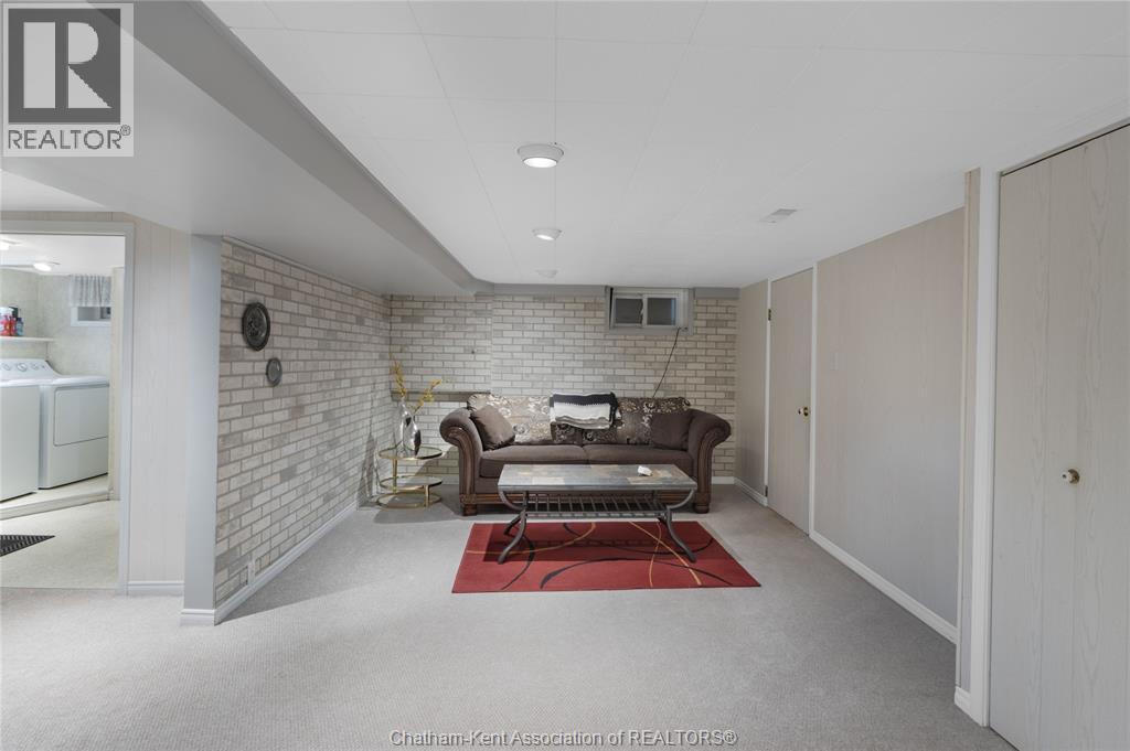 Photo 25 of 33 Meadowlea Road, Chatham ON