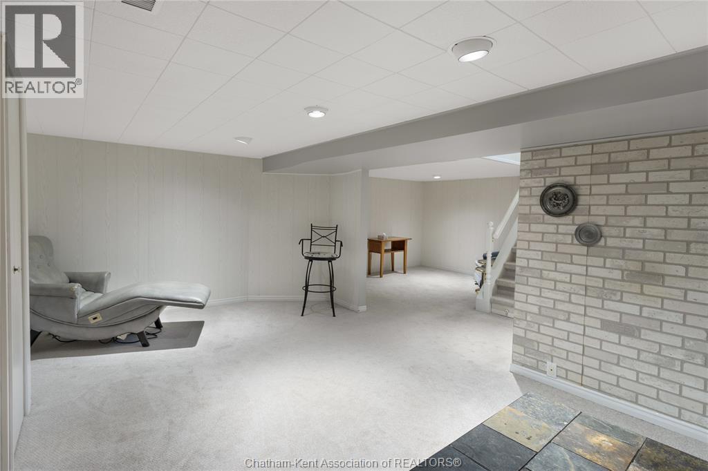 Photo 27 of 33 Meadowlea Road, Chatham ON