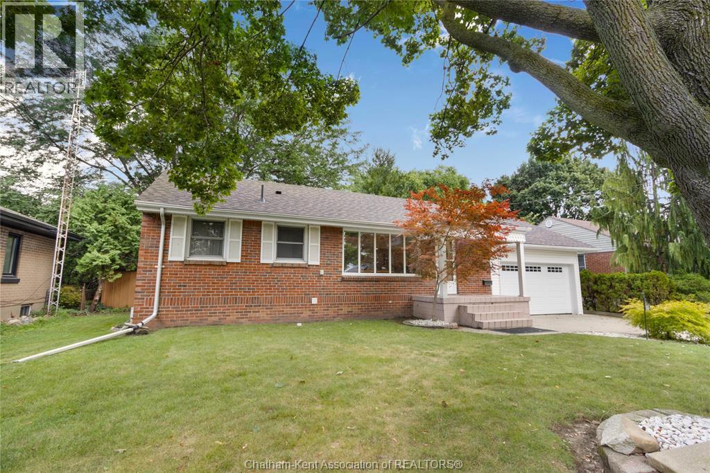 Photo 3 of 33 Meadowlea Road, Chatham ON