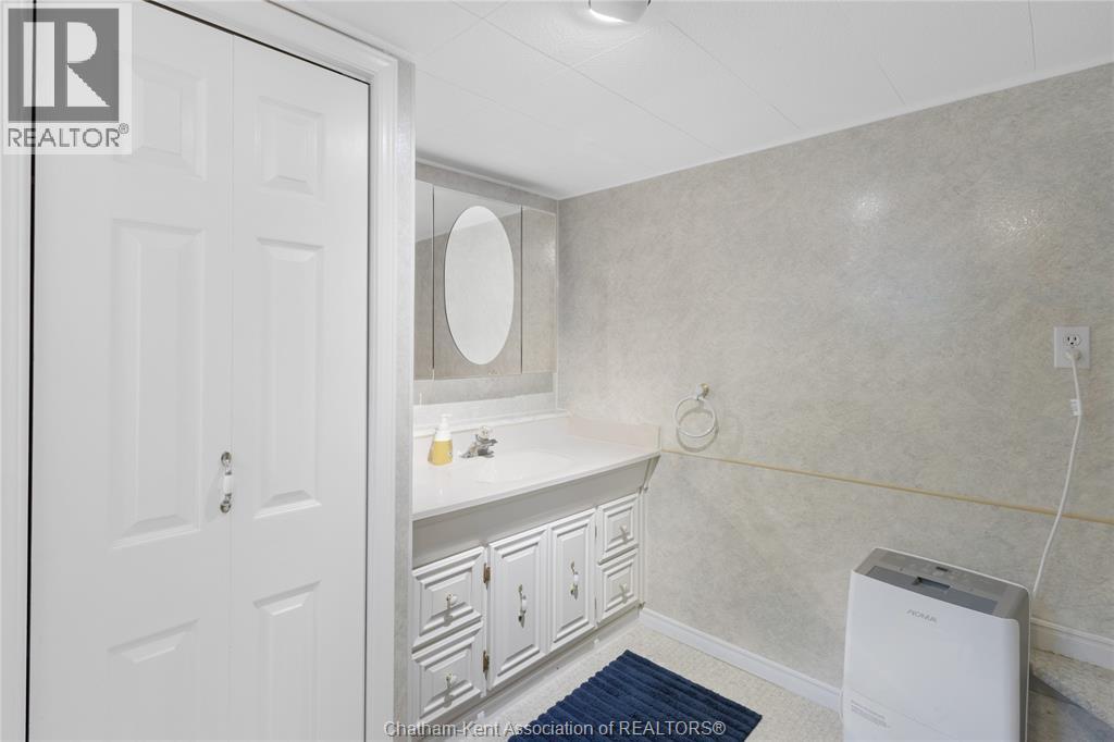 Photo 31 of 33 Meadowlea Road, Chatham ON