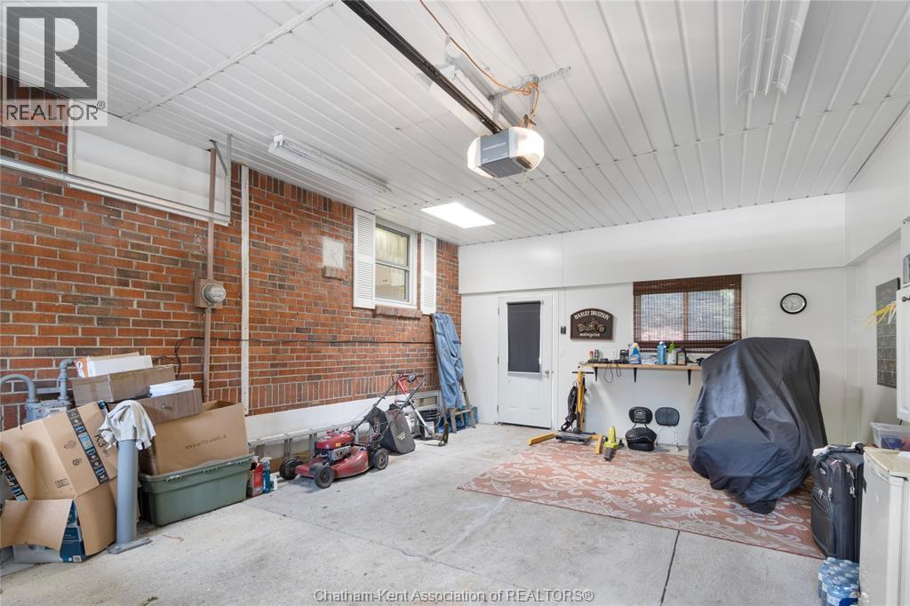 Photo 36 of 33 Meadowlea Road, Chatham ON