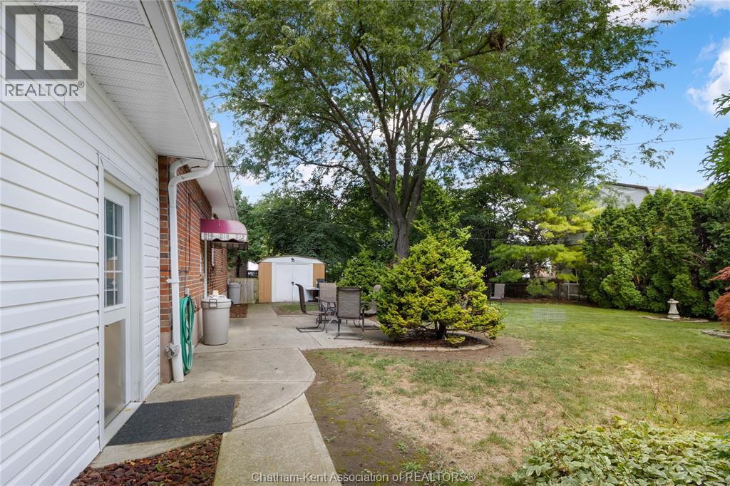Photo 37 of 33 Meadowlea Road, Chatham ON