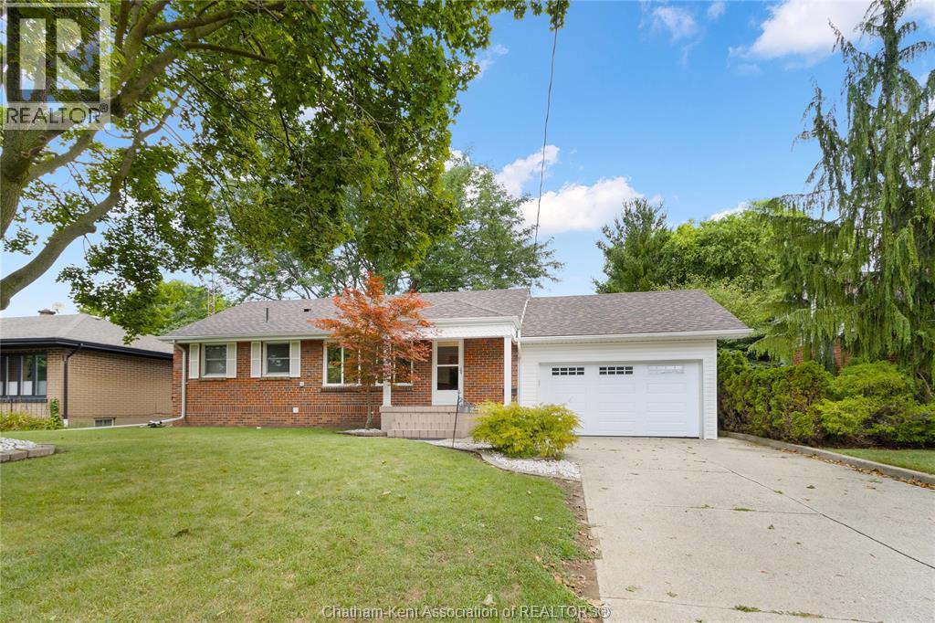 Photo 5 of 33 Meadowlea Road, Chatham ON