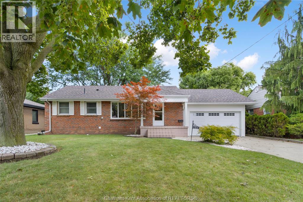 Photo 6 of 33 Meadowlea Road, Chatham ON