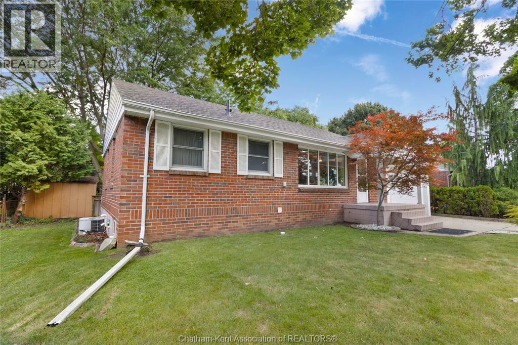 Photo 7 of 33 Meadowlea Road, Chatham ON