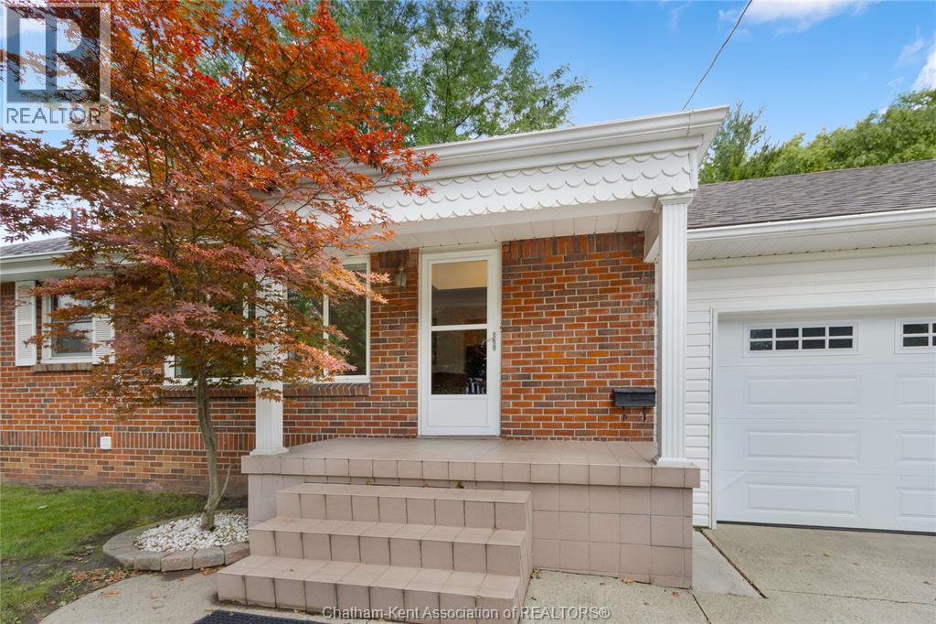 Photo 8 of 33 Meadowlea Road, Chatham ON