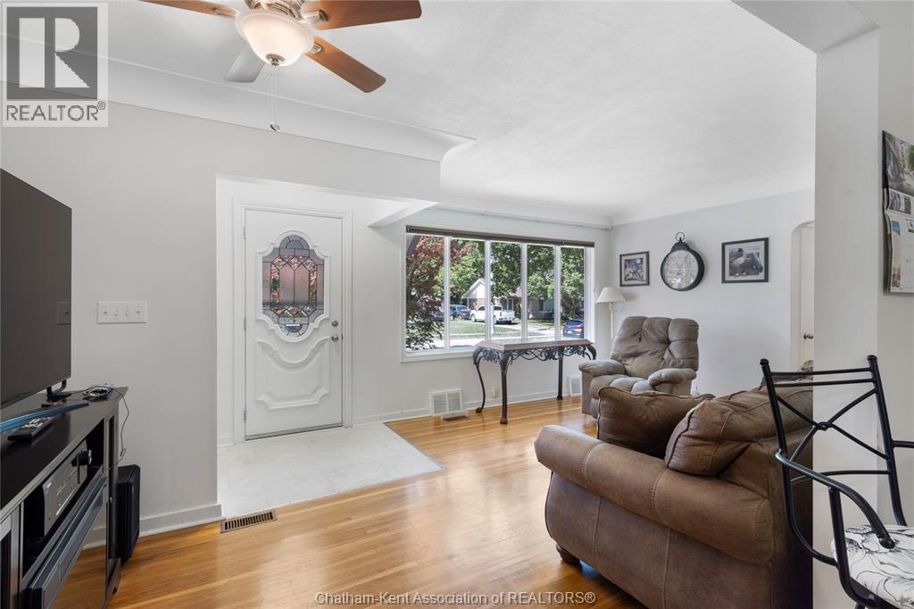 Photo 9 of 33 Meadowlea Road, Chatham ON