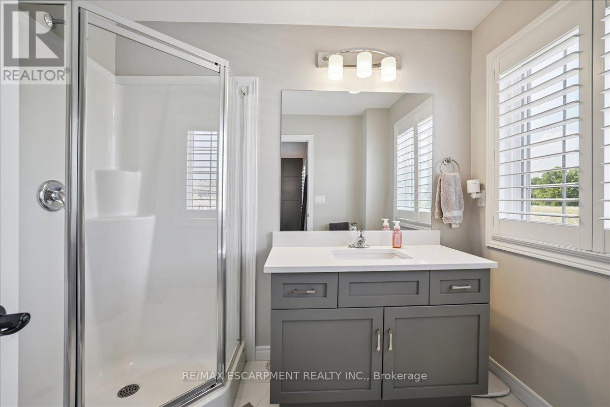Photo 23 of 81 Beasley Grove, Hamilton ON