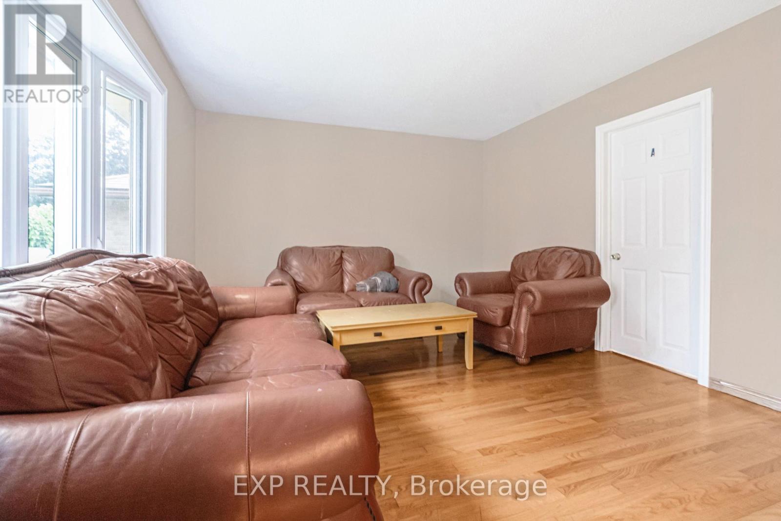 Photo 4 of 115 Scenic Wood Crescent, Kitchener ON