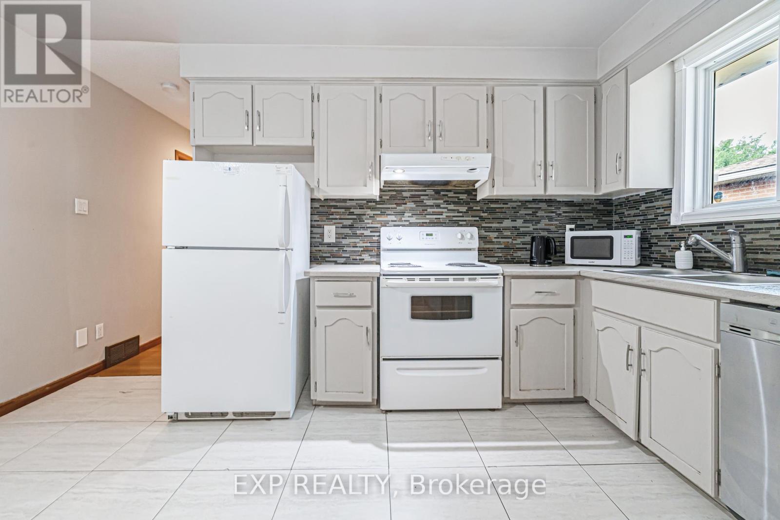 Photo 5 of 115 Scenic Wood Crescent, Kitchener ON
