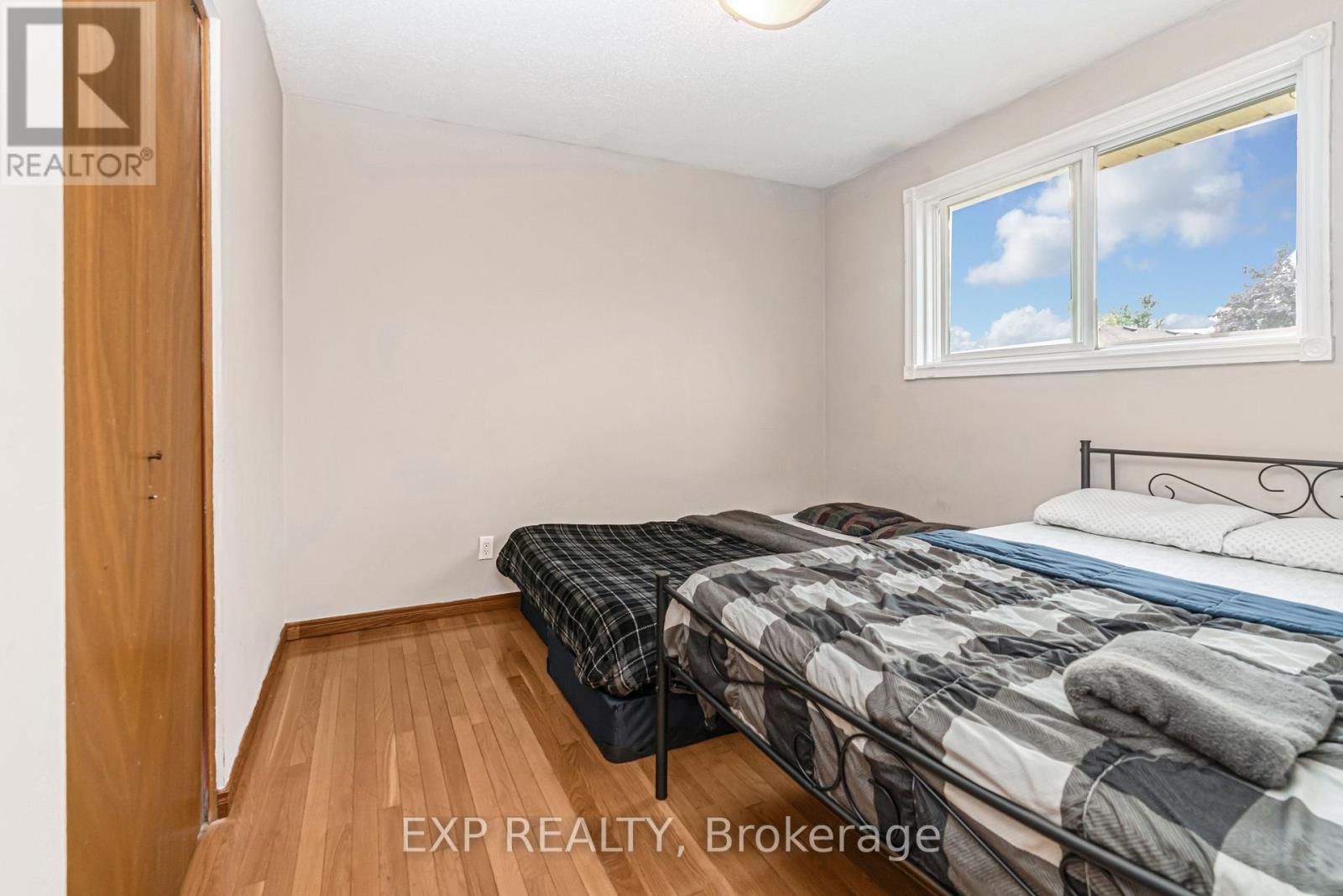 Photo 9 of 115 Scenic Wood Crescent, Kitchener ON
