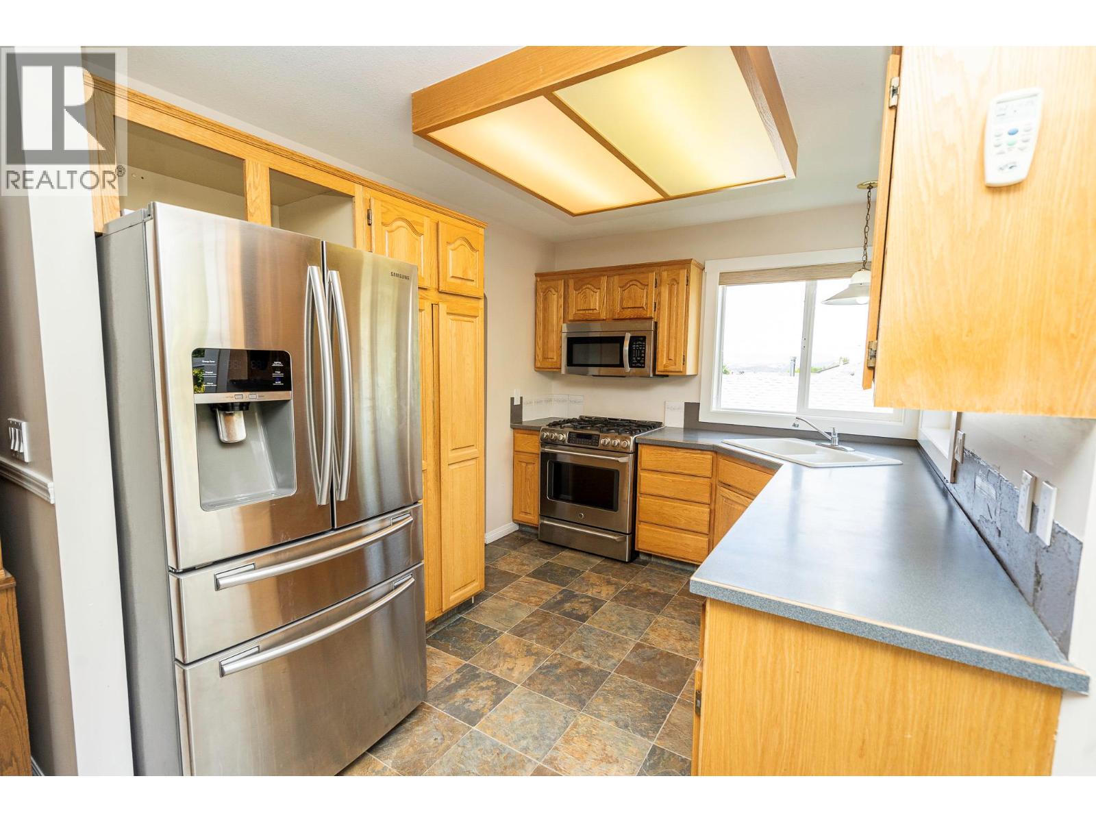 Photo 4 of 995 Sutcliffe Court, Kelowna BC