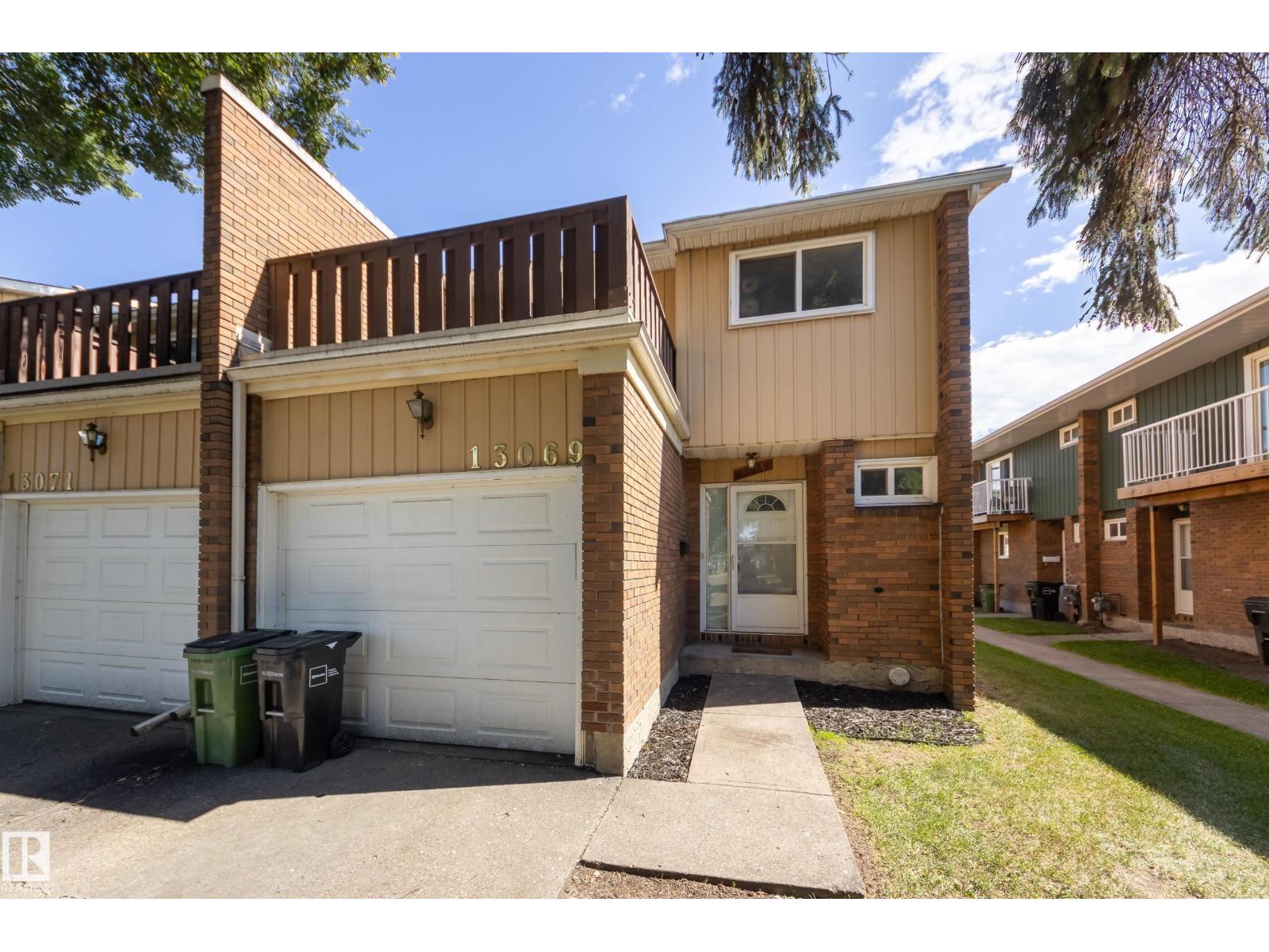 Photo 2 of 13069 34 St Nw, Edmonton AB