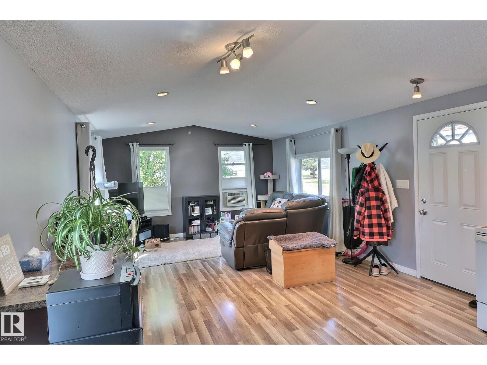 Photo 2 of 117 West View Cr Nw, Edmonton AB