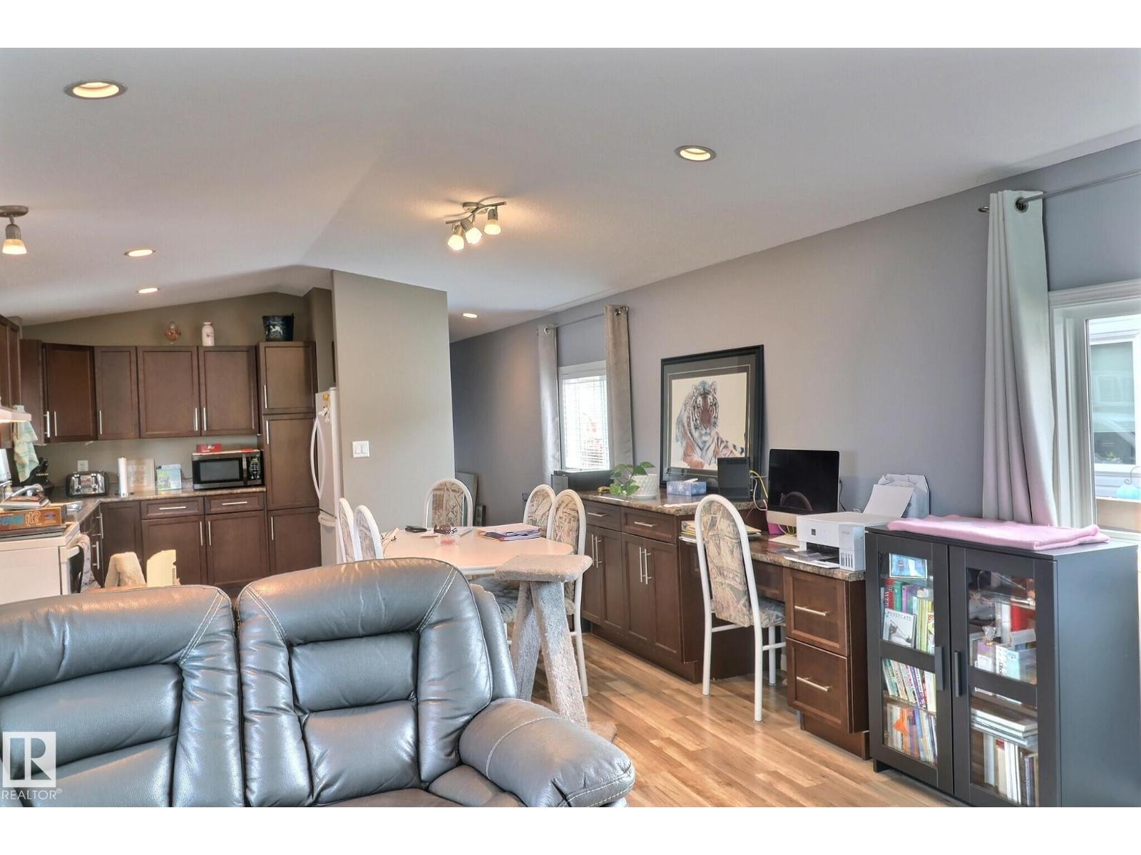 Photo 4 of 117 West View Cr Nw, Edmonton AB
