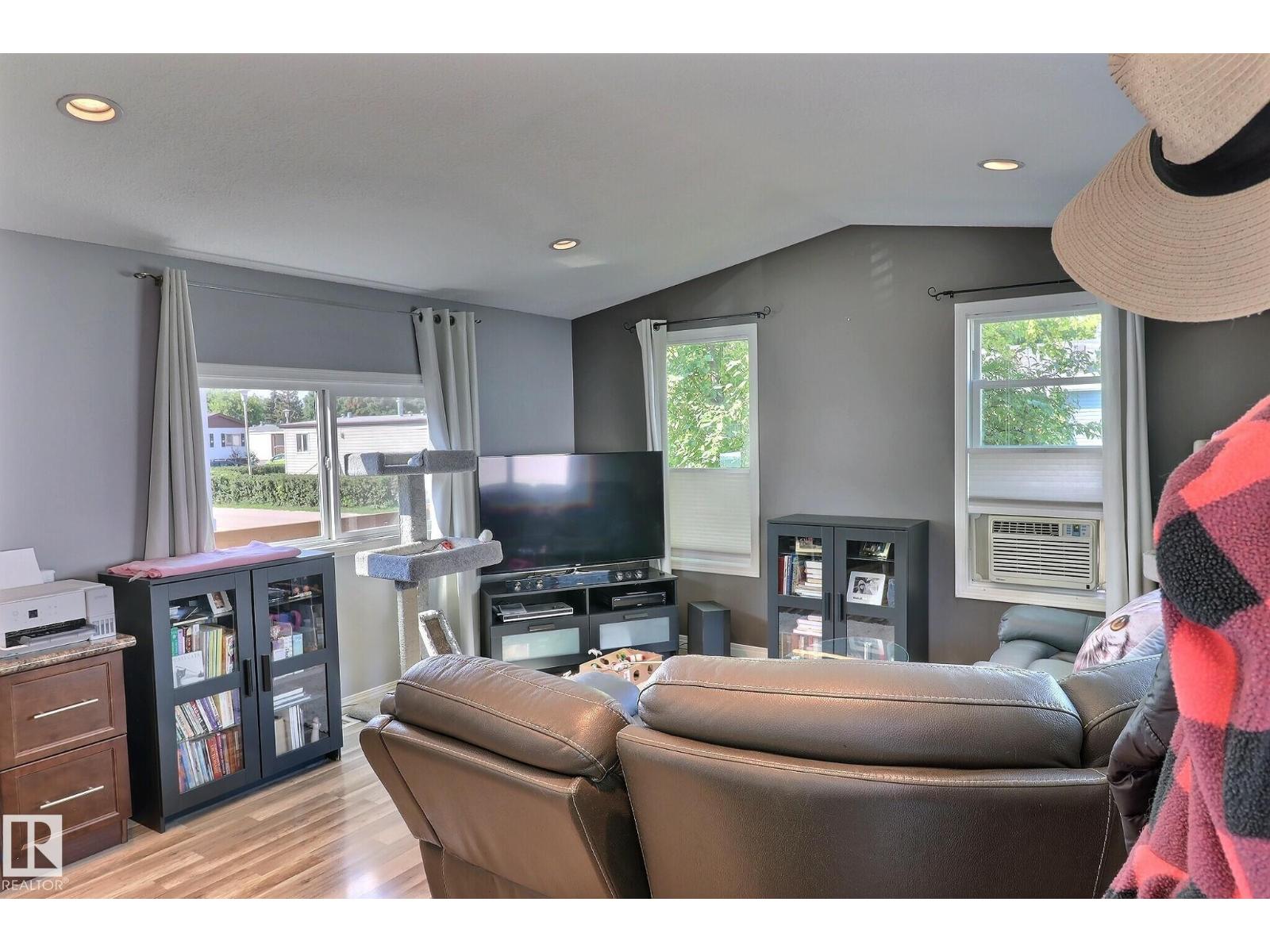 Photo 3 of 117 West View Cr Nw, Edmonton AB
