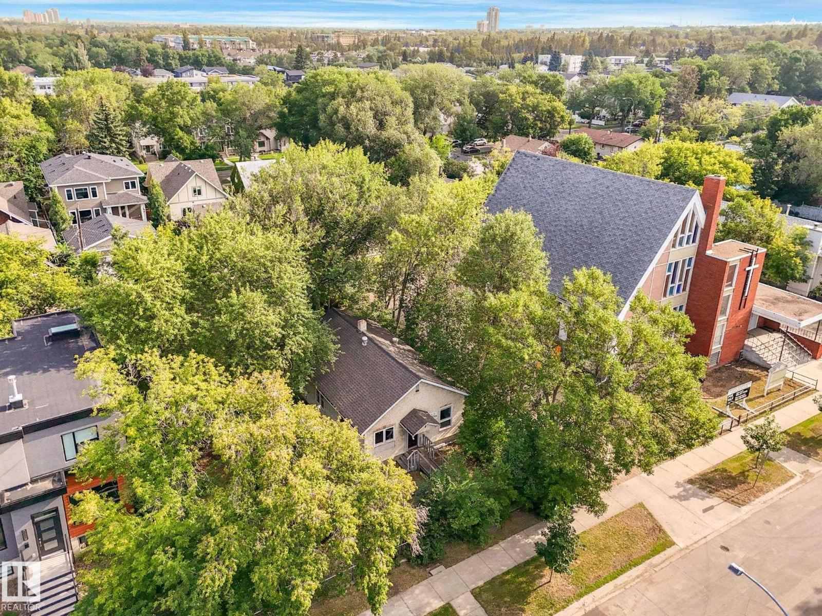 Photo 10 of 9630 9624 74 Av Nw, Edmonton AB