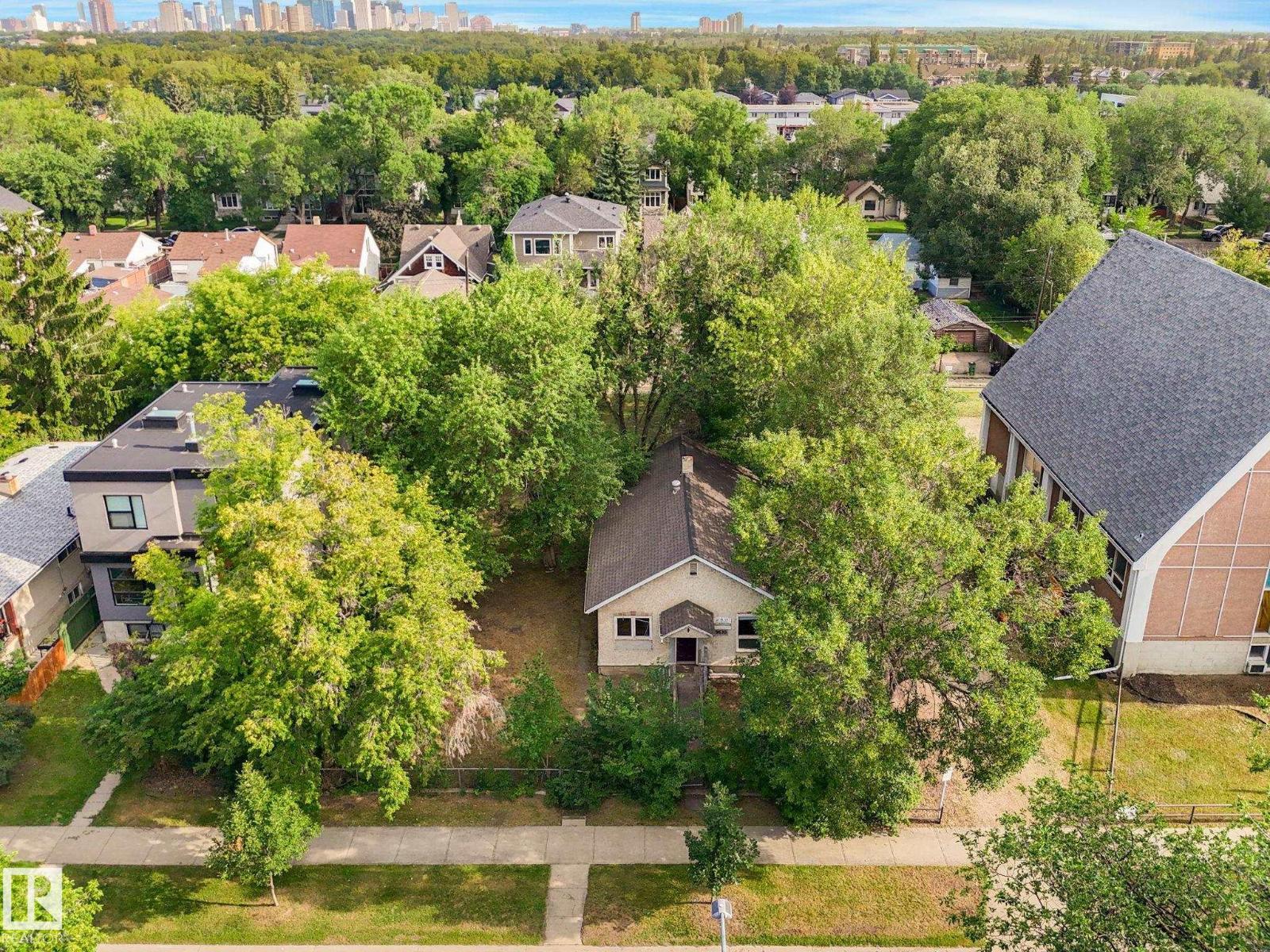Photo 9 of 9630 9624 74 Av Nw, Edmonton AB