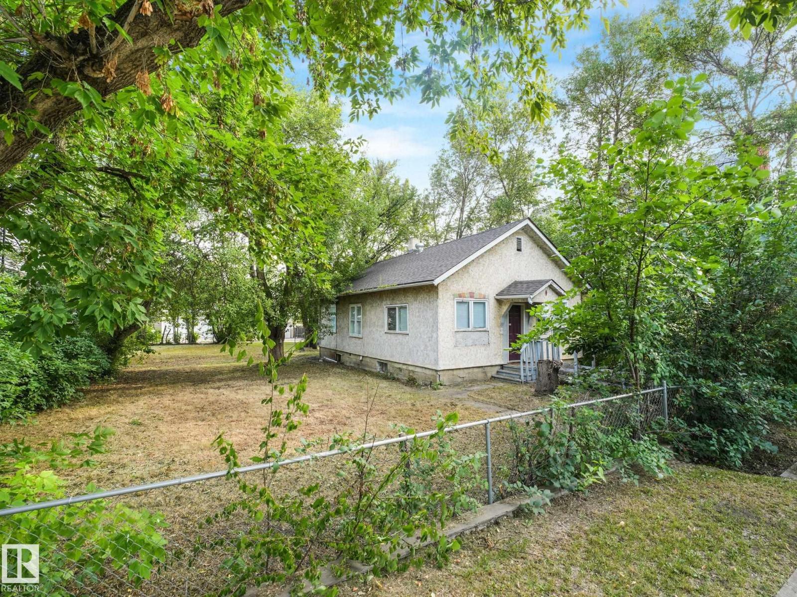Photo 60 of 9630 9624 74 Av Nw, Edmonton AB