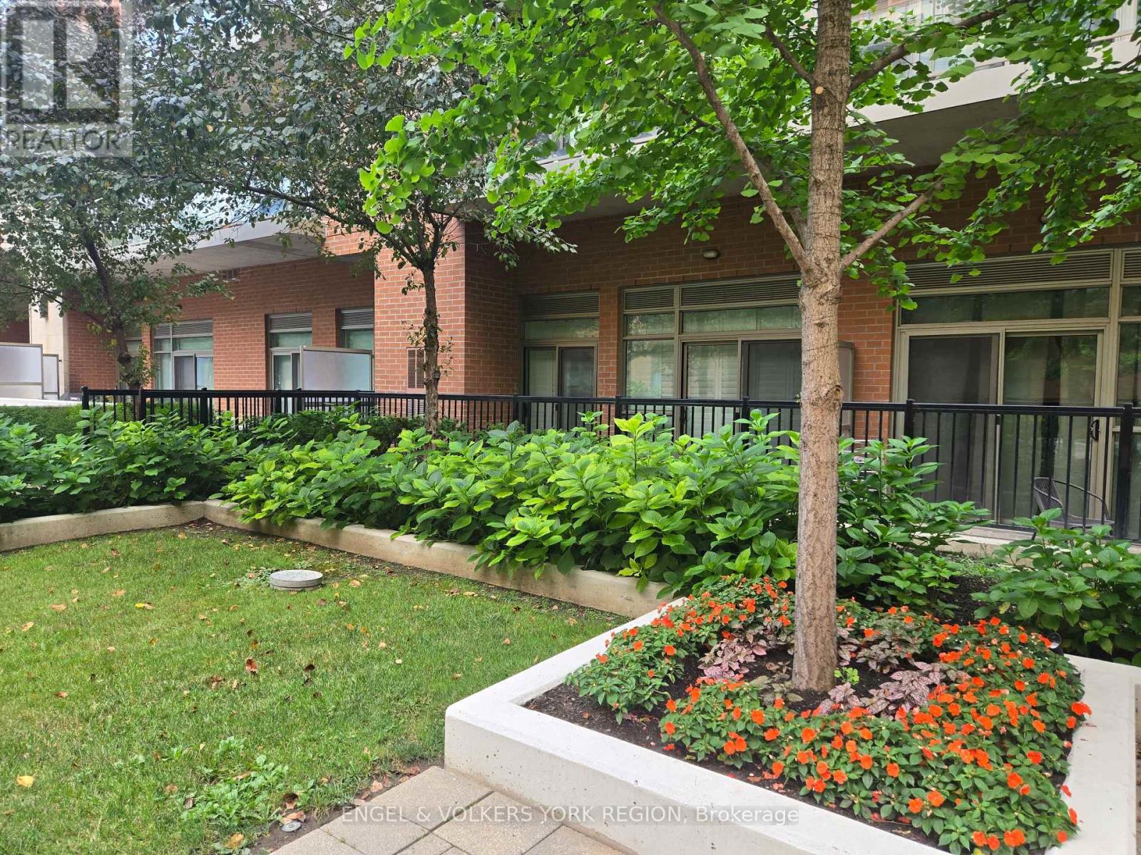 Photo 17 of 106 281 Woodbridge Avenue, Vaughan ON