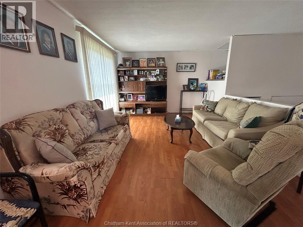 Photo 3 of 104 Randolf Crescent, Chatham ON