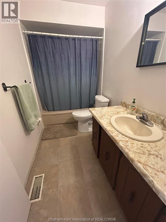 Photo 8 of 104 Randolf Crescent, Chatham ON