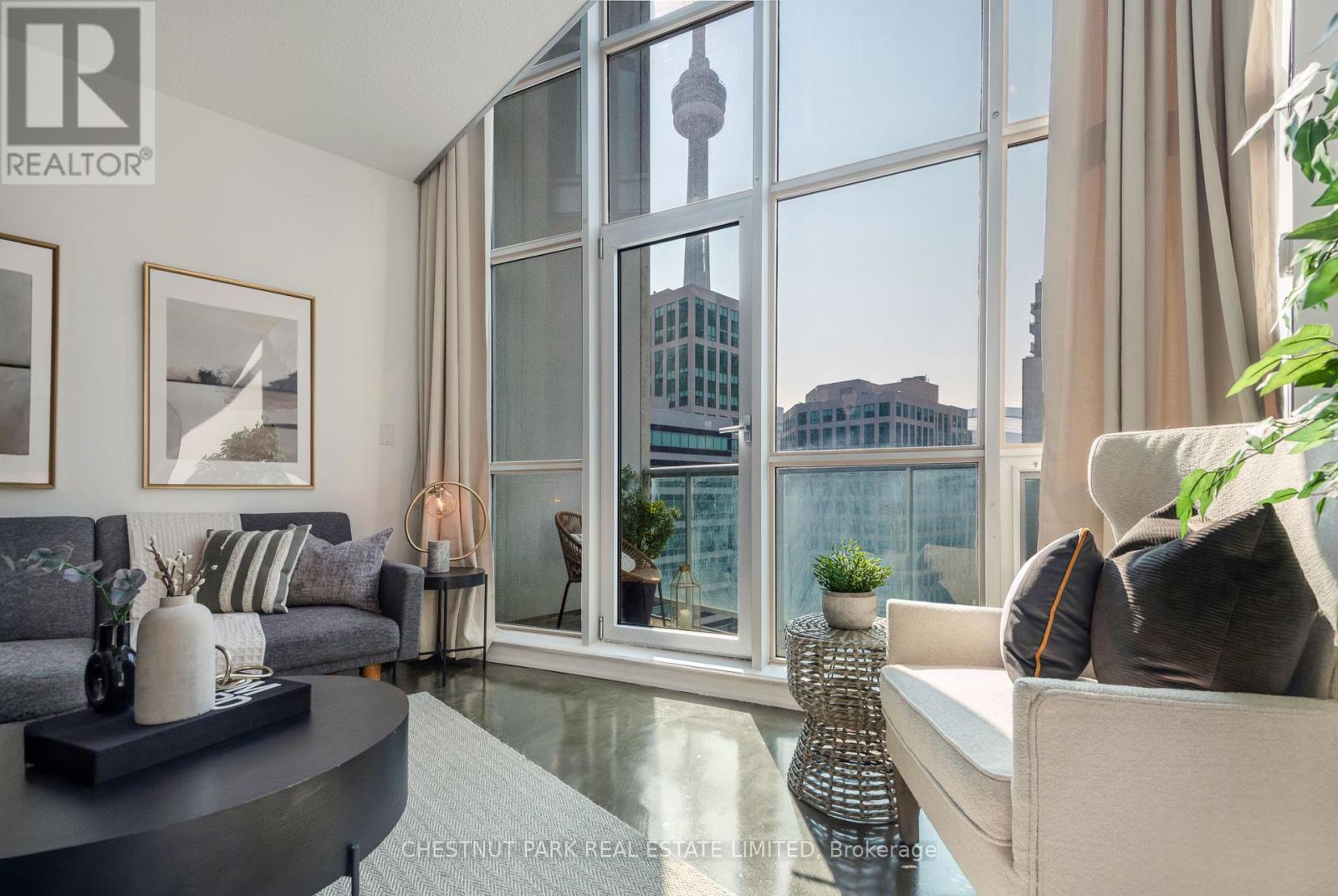 Photo 2 of 917 36 Blue Jays Way, Toronto ON