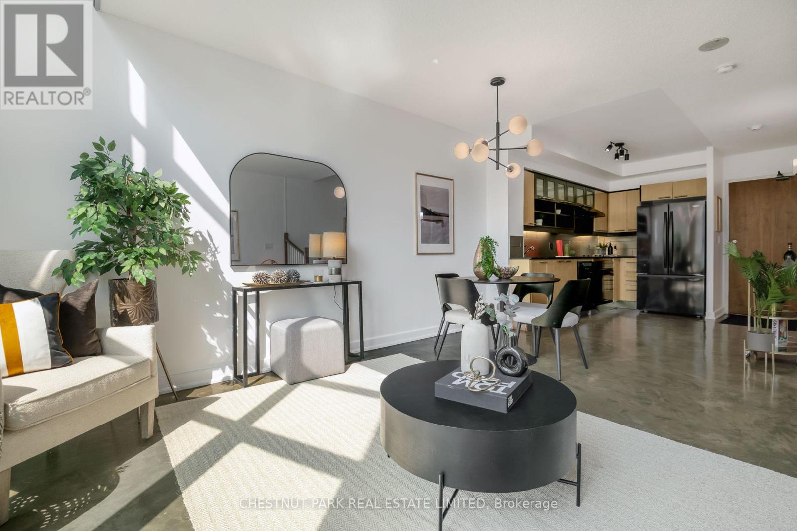 Photo 3 of 917 36 Blue Jays Way, Toronto ON