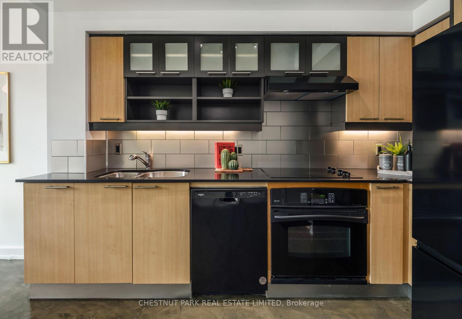 Photo 4 of 917 36 Blue Jays Way, Toronto ON