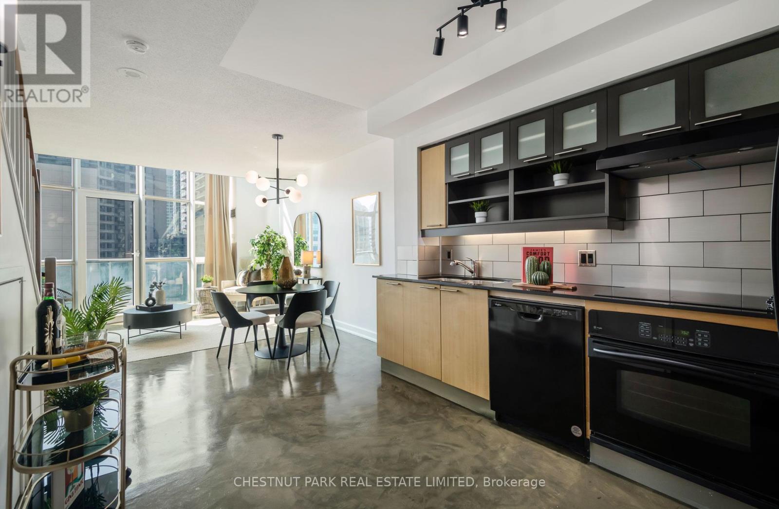 Photo 6 of 917 36 Blue Jays Way, Toronto ON